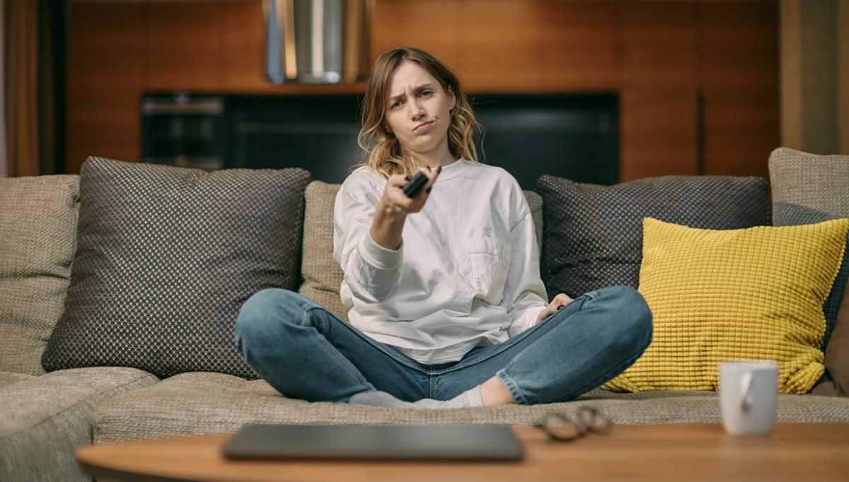 telenet tv box femme en pyjama sur son canape