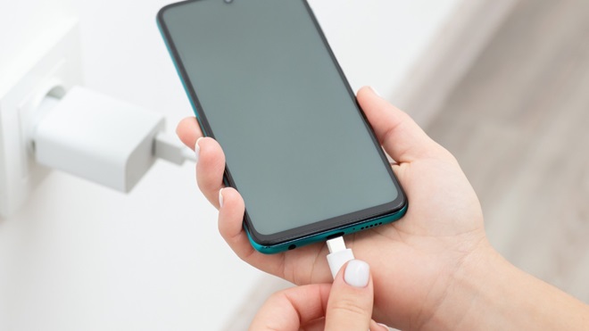 Un chargeur usb-c pour charger un smartphone