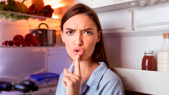 Une femme trouve que son frigo fait trop de bruit