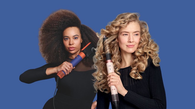 deux femmes qui utilisent les dyson airwrap co-anda2x et dyson airwrap i.d. 