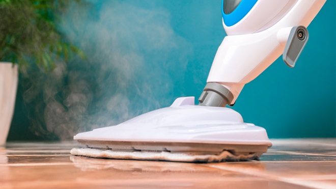 Nettoyage du sol avec un nettoyeur vapeur