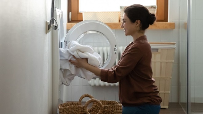 personne sortant un essuie d'un séchoir