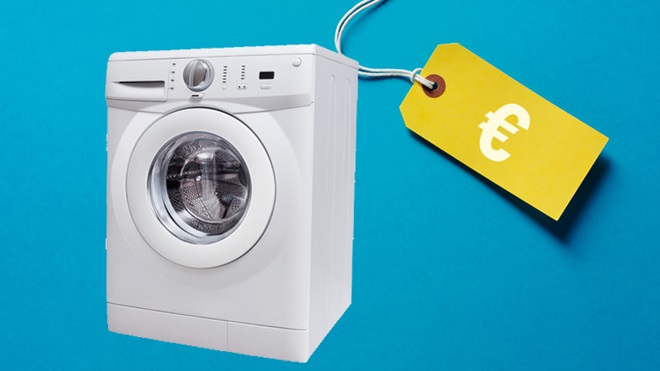 machine à laver sur fond bleu avec une étiquette de prix jaune avec un signe d'euro dessus
