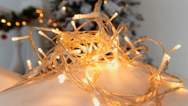 Une guirlande lumineuse de Noël blanche