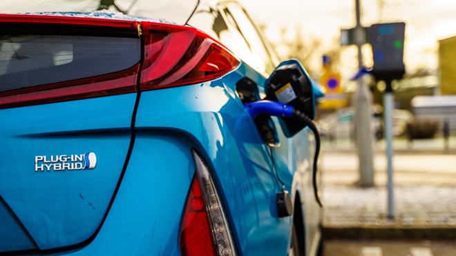 une voiture plug-in hybride en train de charger
