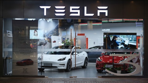 voitures Tesla dans un show-room