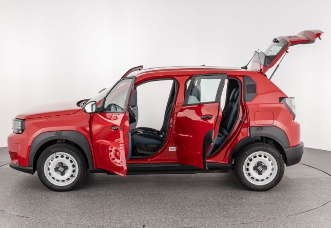 zij-aanzicht van de Fiat Grande Panda Electric Red