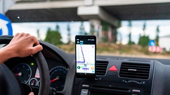 app GPS Waze sur smartphone en voiture