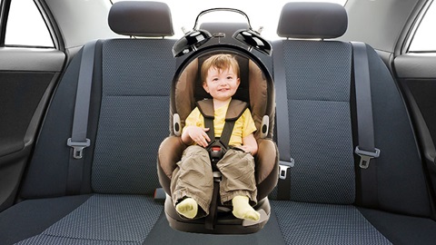 Un enfant dans son siège auto.