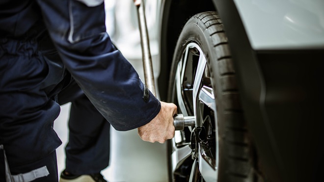 une personne change un pneu
