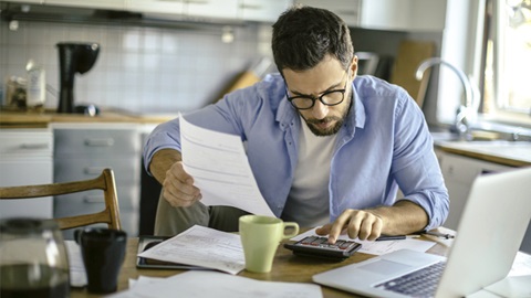homme calculant ses factures