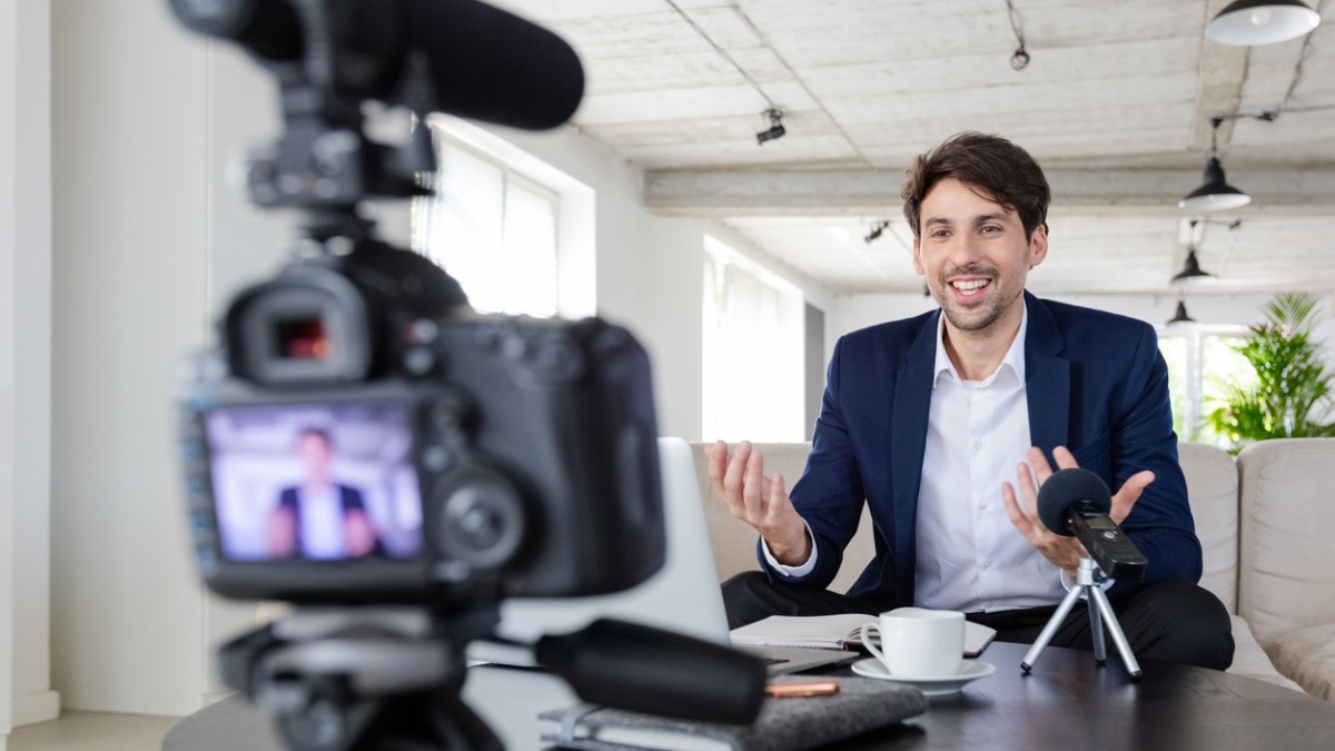 Un influenceur financier en train de réaliser une vidéo