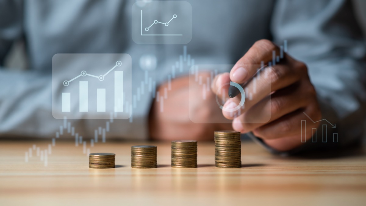 Un homme rassemble ses économies pour les investir