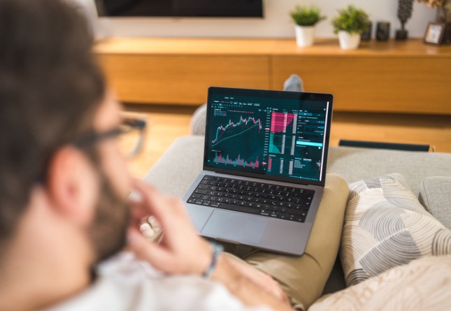 Un homme choisit un courtier pour commencer à investir en Bourse