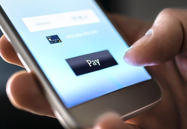 Une personne s'apprête à effectuer un paiement avec son smartphone