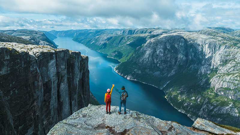 deux personnes profitant d'une randonnée