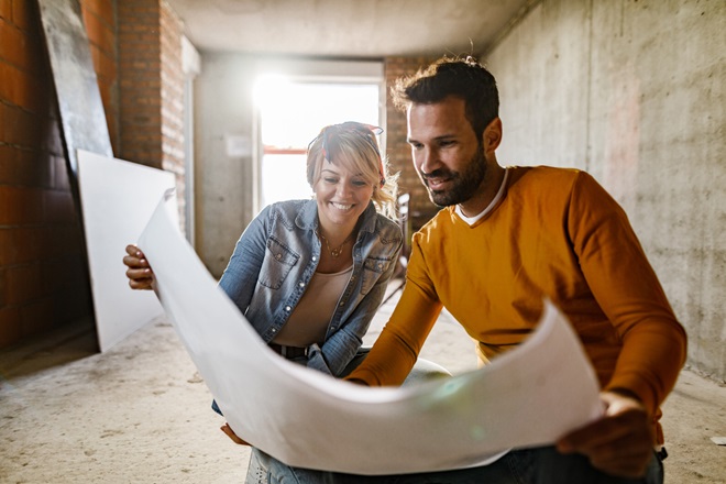 Couple qui rénove son logement