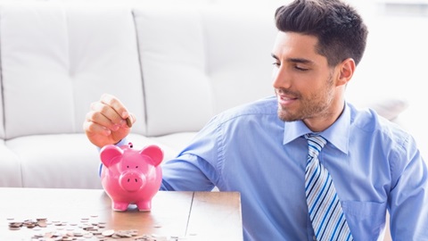 homme commence l'épargne-pension