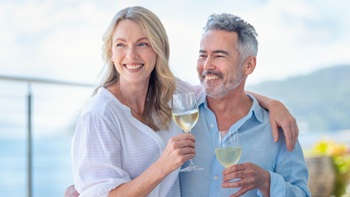 couple boit du vin blanc