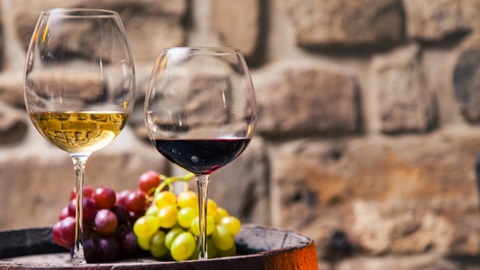 Vin blanc et vin rouge, raisins blancs et raisins noirs