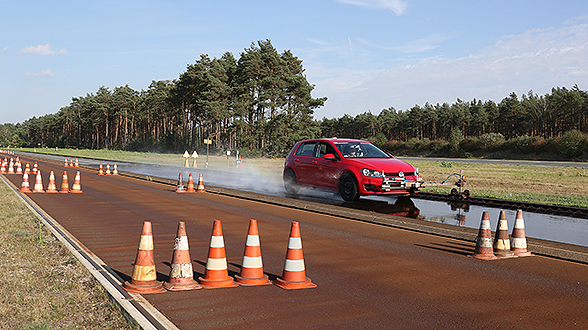 Test de pneus sur route mouillée : distances de freinage