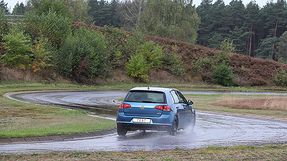 Test de pneus dans les virages sur une route mouillée