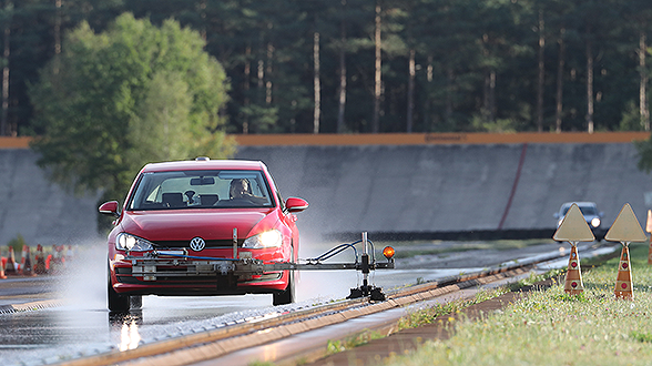 Test de pneus sur route mouillée : aquaplaning