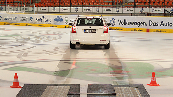 Test de pneus sur du verglas (sur une patinoire à glace)