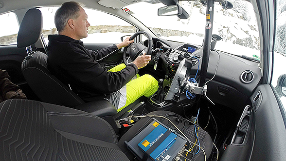 Voiture de test pour tester les pneus sur la neige
