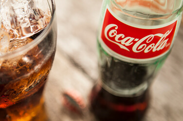 Faut-il investir en Bourse dans l’action du groupe Coca-Cola dont les volumes vendus repartent à la hausse ?