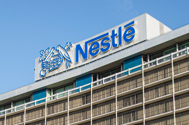 Faut-il investir en Bourse dans l’action du groupe Nestlé qui parvient à ajuster ses prix de vente ?