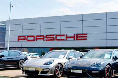 Faut-il investir dans l’action du constructeur auto Porsche qui vient de faire son entrée sur la Bourse de Francfort ?