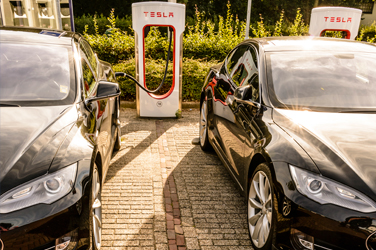 Faut-il investir en Bourse dans le fabricant de voitures électriques Tesla dont les perspectives sont nébuleuses ?