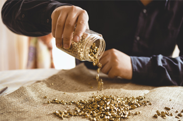 Dans quels fonds ou trackers investir pour miser sur les actions de mines d’or ?