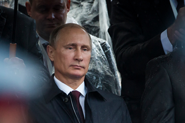 Un mois après la réélection de Poutine, la Russie est en pleine tempête